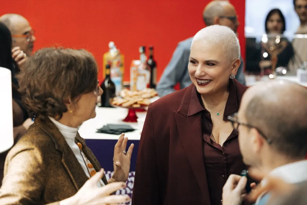 Alessandra Salimbene im Seminarraum mit einer Gruppe Optiker