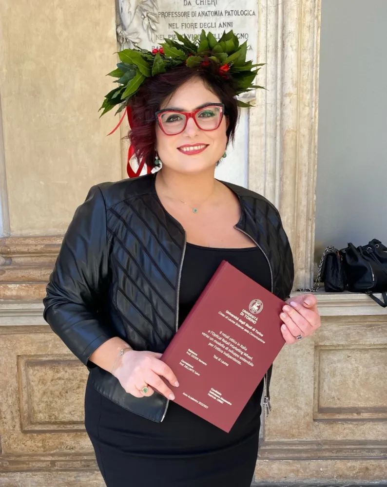 Alessandra Salimbene con la corona d’alloro e la tesi di laurea, Università di Torino, 2023